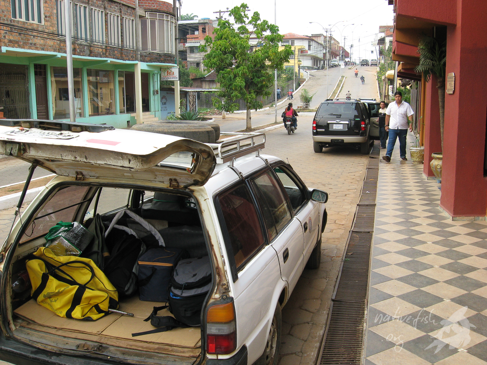 Der geräumige Kombi unseres Fahrers Sebastian sollte für die nächsten Tage unser Transportmittel für die Fahrten rund um Cobija werden. (Bildquelle: Stefan K. Hetz, native-fish.org) Taxi für Fahrten um Cobija