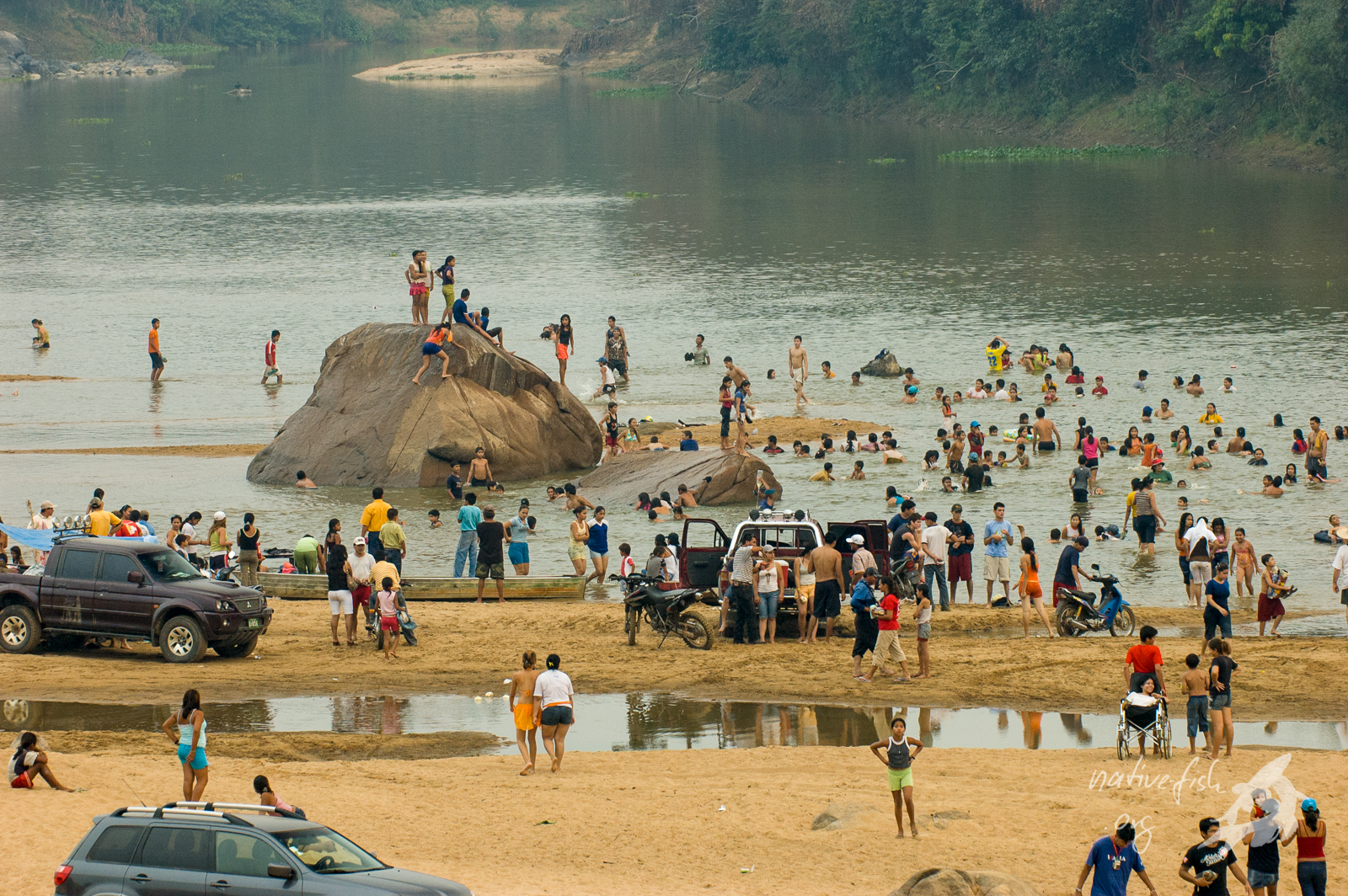 Strandparty am Rio San Martin in Bella Vista: Am zur Trockenzeit freiliegenden sandigen Strand des Rio San Martin fanden zum Zeitpunkt unserer Anreise viele Aktivitäten statt. Im Hintergrund die Einmündung des Rio Blanco. (Bildquelle: Stefan K. Hetz, native-fish.org) Strandparty