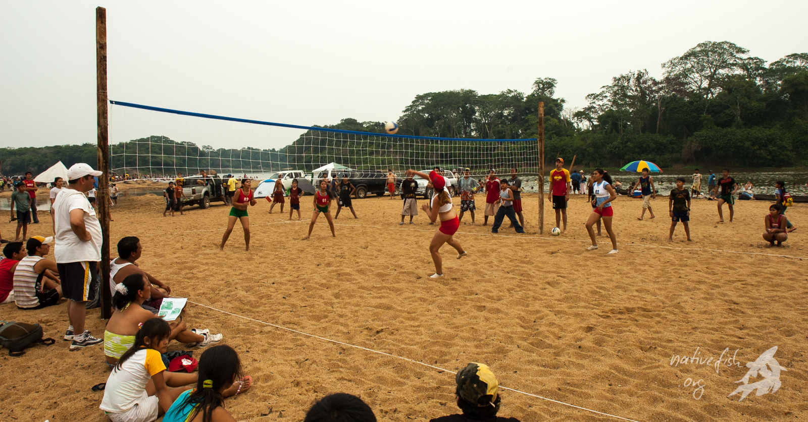 Beachvolleyball am Strand des Rio San Martin in Bella Vista. (Bildquelle: Stefan K. Hetz, native-fish.org) Beachvolleyball