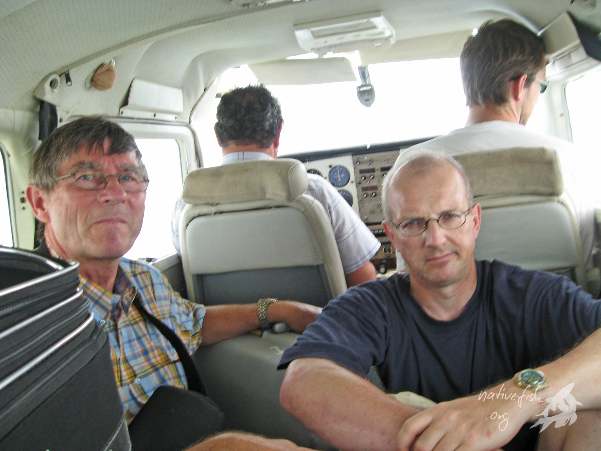 Ich (rechts) sehe nicht glücklich aus. Aber auf dem Boden einer Cessna bei ruckeligem Flug ist das Fliegen nicht ganz ohne. (Bildquelle: Stefan K. Hetz, native-fish.org) Heimflug