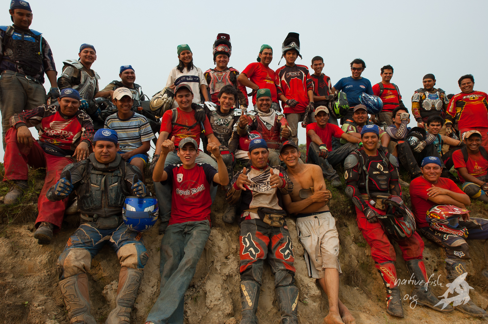 Teilnehmer einer Motoradtour. Sie hatten einfach bei Vella Vista mit ihren Geländemaschinen den flachen Fluss durchquert. (Bildquelle: Stefan K. Hetz, native-fish.org) Motorradfahrer