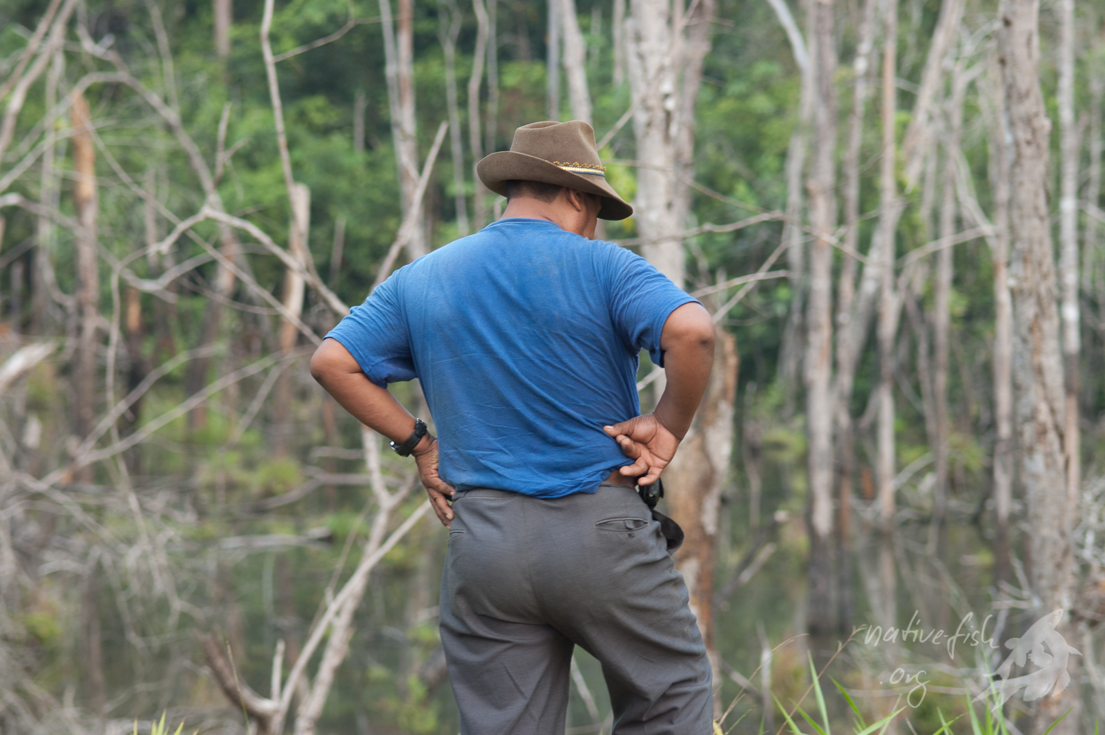 Speisefische oder Zierfische? Gespannt verfolgt Sebastian, unser Fahrer, den Fang der Fische. Sind sie groß genug, nimmt er sie sich mit fürs Abendessen nach Hause. (Bildquelle: Stefan K. Hetz, native-fish.org) Sebastian inspiziert die Speisefische